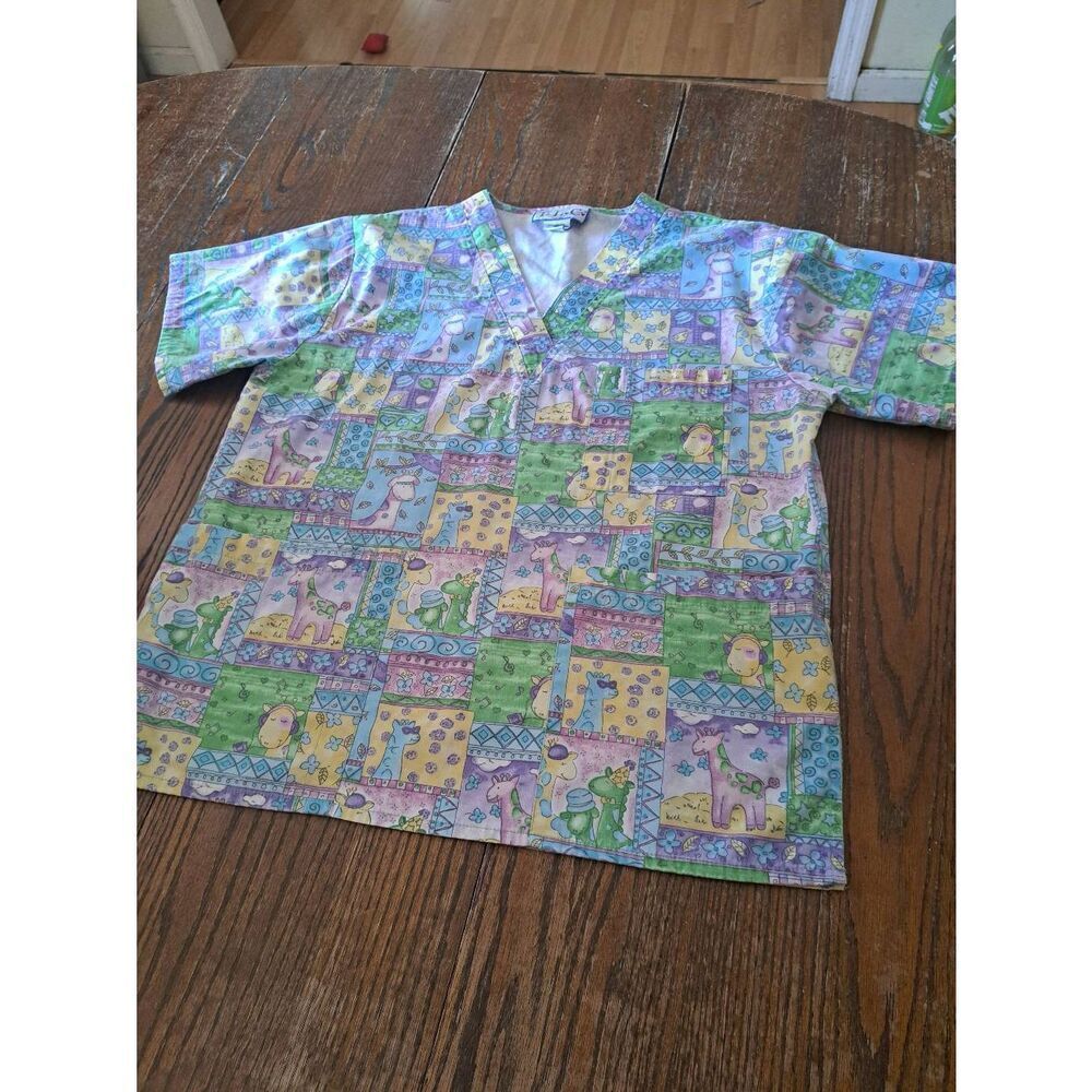 Med TLC Giraffe Yellow Pastel Short Sleeve VNeck Scrub Top Shirt Pockets